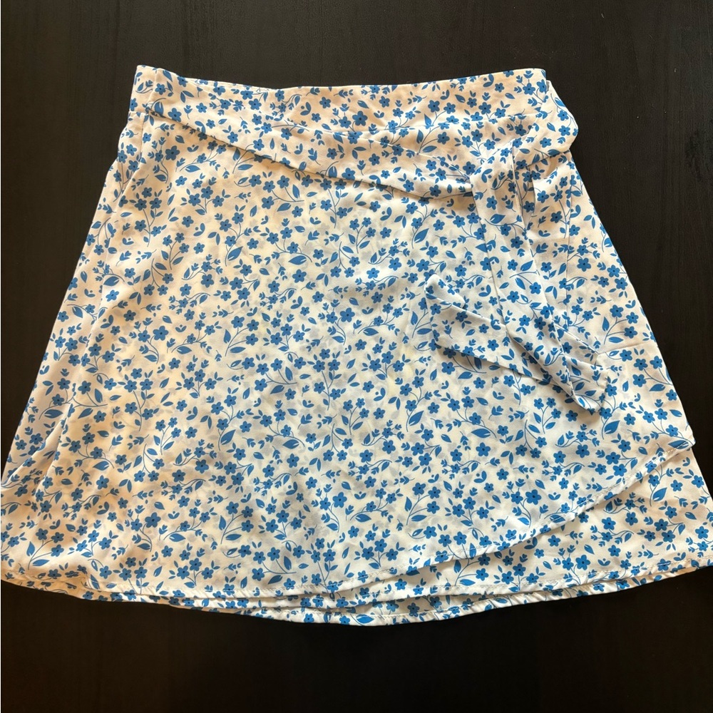 Mi Ami White and Blue Floral Mini Skirt